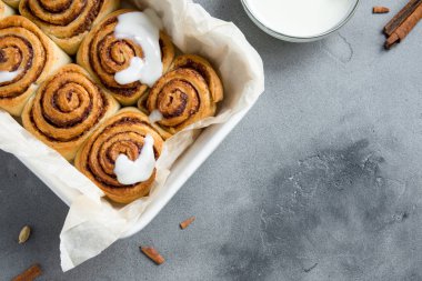Rulo tarçın veya Cinnabon, ev yapımı tarifi hazırlık tatlı geleneksel tatlı çörekler pasta yemek. Gri beton masaya yiyecek ingridients için tarçın rulo.