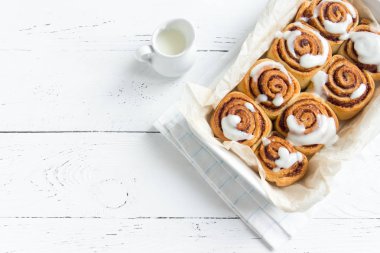 Rulo tarçın veya Cinnabon krema soslu ev yapımı tarifi hazırlık tatlı geleneksel tatlı çörekler pasta yemek. Beyaz masaya yiyecek ingridients için tarçın rulo.