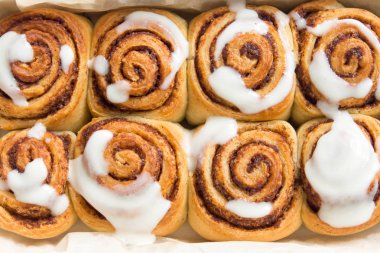 Rulo tarçın veya Cinnabon krema sosu ile ev yapımı tarifi hazırlık tatlı geleneksel tatlı çörekler pasta yemek kapat.