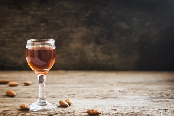 Licor Italiano Amaretto Con Almendras Sobre Fondo Rústico Madera Espacio — Foto de Stock