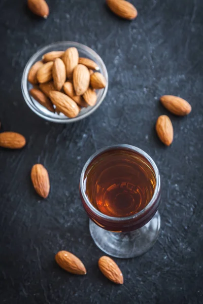 Italiaanse Likeur Amaretto Met Amandelen Zwarte Stenen Achtergrond Kopie Ruimte — Stockfoto