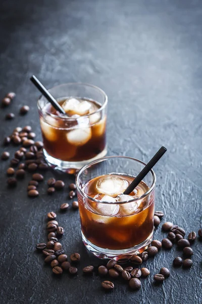 Siyah Rus kokteyl votka ve kahve likörü ile. Ev yapımı alkollü ayyaş siyah Rus İç kopya alanı siyah zemin üzerine.