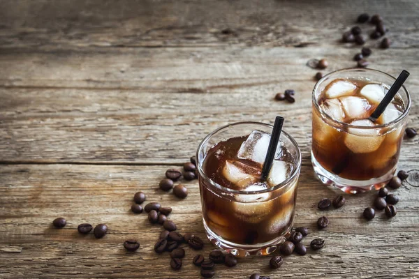 Siyah Rus kokteyl votka ve kahve likörü ile. Ev yapımı alkollü ayyaş siyah Rus iç ahşap zemin kopya alanı üzerine kahve çekirdekleri ile.