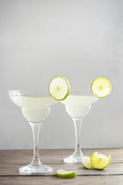 Cóctel Margarita Con Lima Hielo Sobre Mesa Madera Espacio Para — Foto de Stock