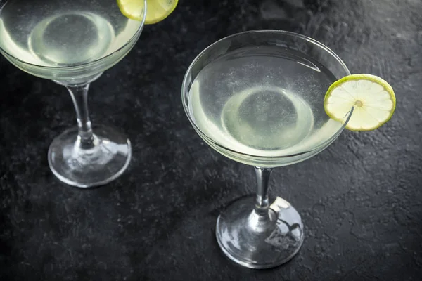 Votka kokteyli. Alkollü kireç ve cin votka siyah arka plan, kopya alanı üzerine.