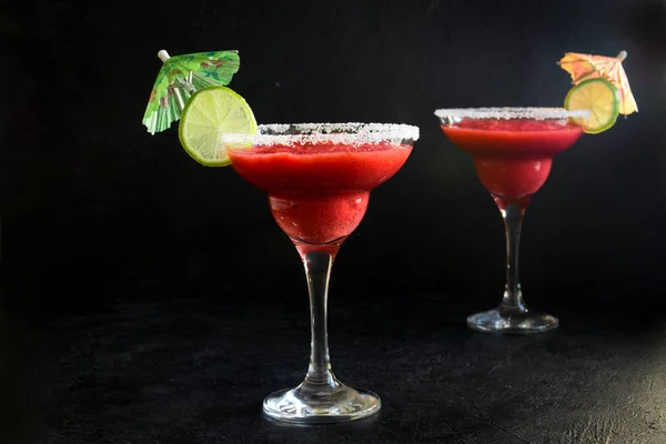 Jordbærmargarita Cocktail Med Lime Svart Steintabell Kopieringsrom Fryst Margarita Eller – stockfoto
