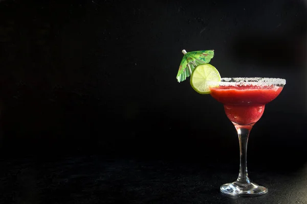 Strawberry Margarita Koktajl Limonki Czarny Stół Kamienny Skopiować Miejsca Mrożonych — Zdjęcie stockowe