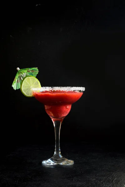 Erdbeer Margarita Cocktail Mit Limette Auf Schwarzem Steintisch Kopierraum Tiefkühl — Stockfoto