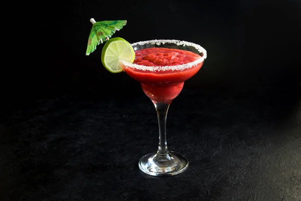 Strawberry Margarita Koktajl Limonki Czarny Stół Kamienny Skopiować Miejsca Mrożonych — Zdjęcie stockowe