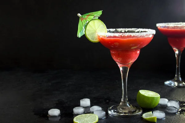 Jordbærmargarita Cocktail Med Lime Svart Steintabell Kopieringsrom Fryst Margarita Eller – stockfoto
