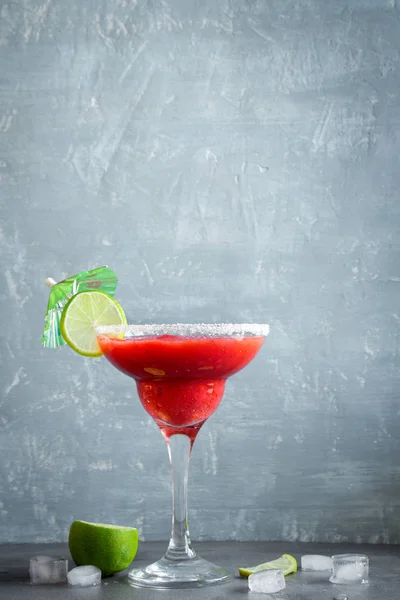 Erdbeer Margarita Cocktail Mit Limette Auf Grauem Steintisch Kopierraum Tiefkühl — Stockfoto
