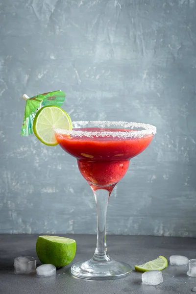 Margarita Cocktail Met Limoen Ijs Zwarte Stenen Achtergrond Kopie Ruimte — Stockfoto