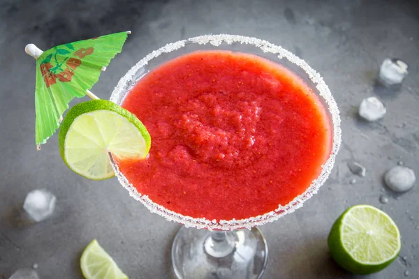 Margarita Cocktail Mit Limette Und Eis Auf Schwarzem Steinhintergrund Kopierraum — Stockfoto