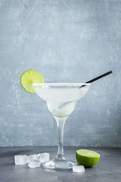 Margarita Cocktail Med Kalk Svart Stein Bakgrunn Kopieringsrom Klassisk Margarita – stockfoto