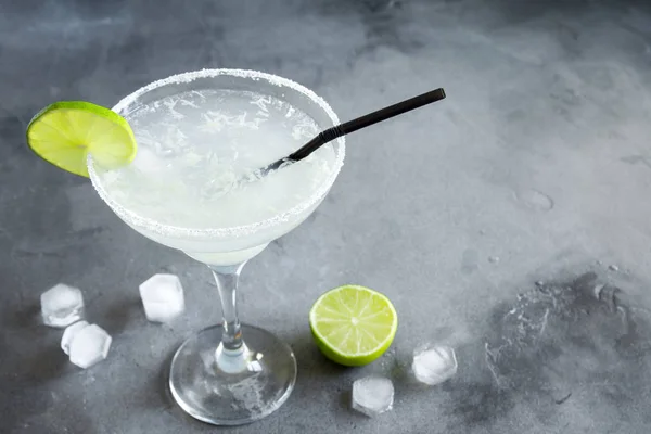Margarita Cocktail Mit Limette Und Eis Auf Schwarzem Steinhintergrund Kopierraum — Stockfoto