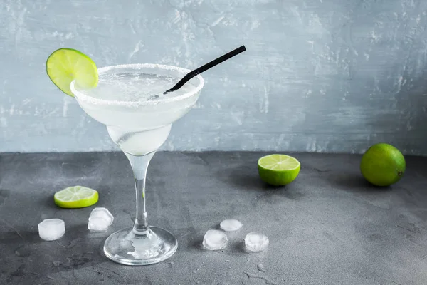 Margarita kokteyl kireç ve siyah taş zemin, kopya alanı üzerine buz ile. Klasik Margarita veya Daiquiry kokteyl.