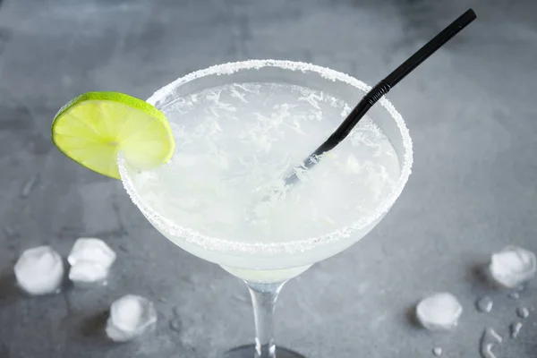 Margarita Cocktail Mit Limette Und Eis Auf Schwarzem Steinhintergrund Kopierraum — Stockfoto