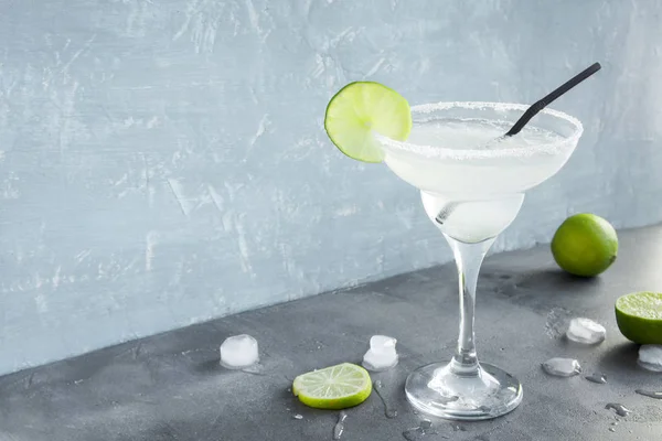 Margarita Cocktail Lime Ice Black Stone Background Copy Space Classic — Stock Photo, Image