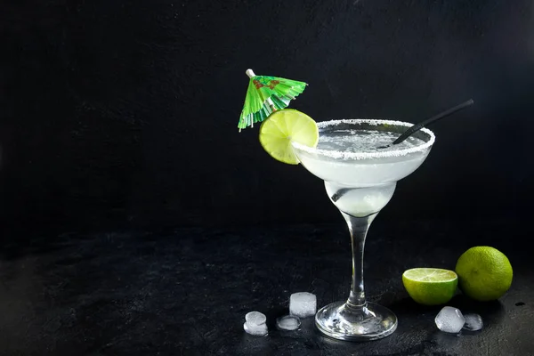 Margarita Cocktail Mit Limette Und Eis Auf Schwarzem Steinhintergrund Kopierraum — Stockfoto