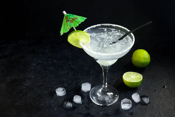 Margarita Cocktail Mit Limette Und Eis Auf Schwarzem Steinhintergrund Kopierraum — Stockfoto