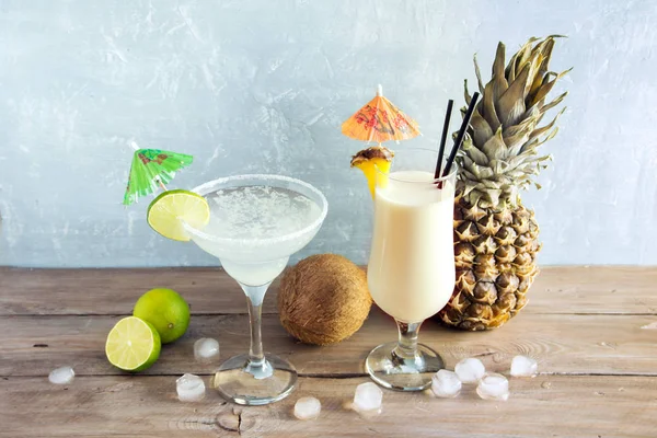 Margarita Pina Colada Cocktails Houten Tafel Kopie Ruimte Klassieke Zomer — Stockfoto