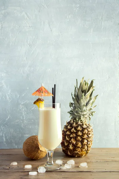 Cocktail Pina Colada Com Abacaxi Coco Sobre Fundo Madeira Espaço — Fotografia de Stock