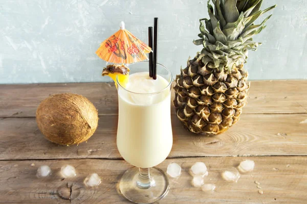 Pina Colada Cocktail Mit Ananas Und Kokosnuss Auf Holzhintergrund Kopierraum — Stockfoto