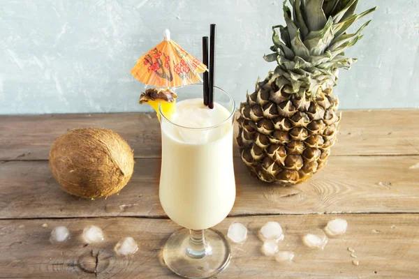 Pina Colada kokteyli ananas ve hindistancevizi üzerinde ahşap arka plan, uzay kopyalayın. Yaz tropikal lezzetli kokteyl.