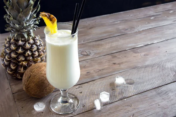 Cocktail Pina Colada Com Abacaxi Coco Sobre Fundo Madeira Espaço — Fotografia de Stock