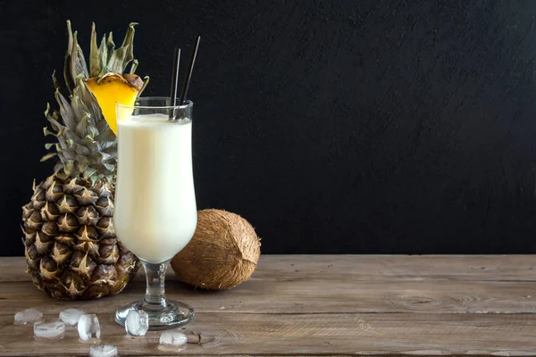 Pina Colada kokteyli ananas ve hindistancevizi üzerinde ahşap arka plan, uzay kopyalayın. Yaz tropikal lezzetli kokteyl.