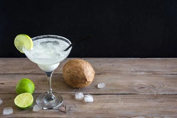 Hindistan cevizi Margarita kokteyl koyu ahşap masada limonlu alanı kopyalayın. Beyaz Margarita veya Daiquiry kokteyl.
