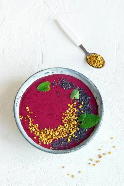 Chia tohum ve arı polen sağlıklı vegan vejetaryen diyet çiğ kahvaltı ile Acai smoothie kase. Güler yüzlü kase beyaz zemin üzerine kahvaltı, alanı Kopyala