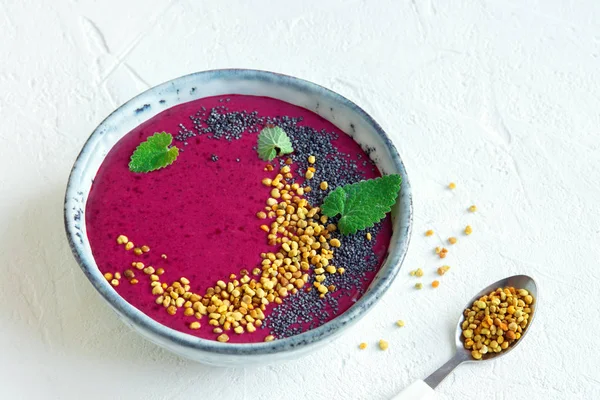 Chia tohum ve arı polen sağlıklı vegan vejetaryen diyet çiğ kahvaltı ile Acai smoothie kase. Güler yüzlü kase beyaz zemin üzerine kahvaltı, alanı Kopyala