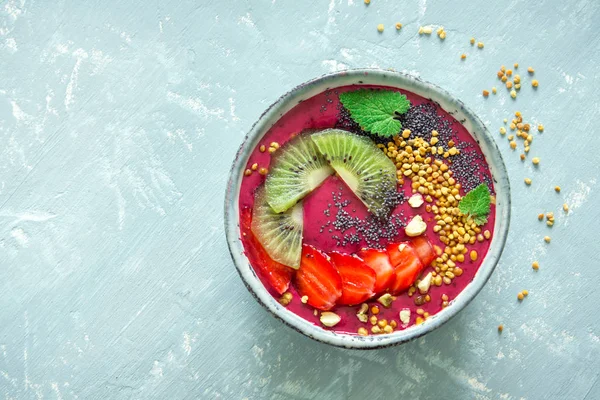 Acai Smoothie Schale Mit Chiasamen Früchten Beeren Erdbeeren Und Bienenpollen — Stockfoto