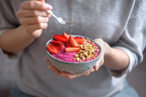 Eating Healthy Breakfast Bowl Acai Smoothie Granola Seeds Fresh Strawberries — Stock Photo, Image