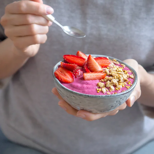 Gesunde Frühstücksschüssel Essen Acai Smoothie Müsli Samen Frische Erdbeeren Blauer — Stockfoto