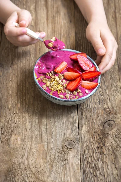 Gesunde Frühstücksschüssel Essen Acai Smoothie Müsli Samen Frische Erdbeeren Keramikschüssel — Stockfoto