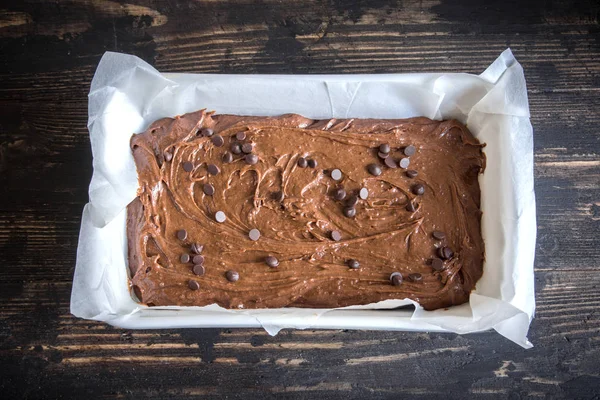 Temel ev yapımı kek veya pişirme pan içinde çikolatalı kek çiğ hamur. (Fırın) ev yapımı çikolatalı pasta ya da kek pişirme.