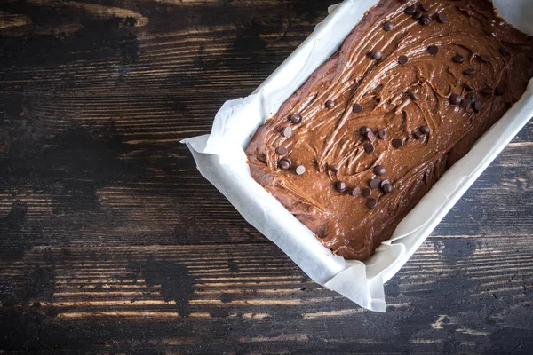 Temel ev yapımı kek veya pişirme pan içinde çikolatalı kek çiğ hamur. (Fırın) ev yapımı çikolatalı pasta ya da kek pişirme.