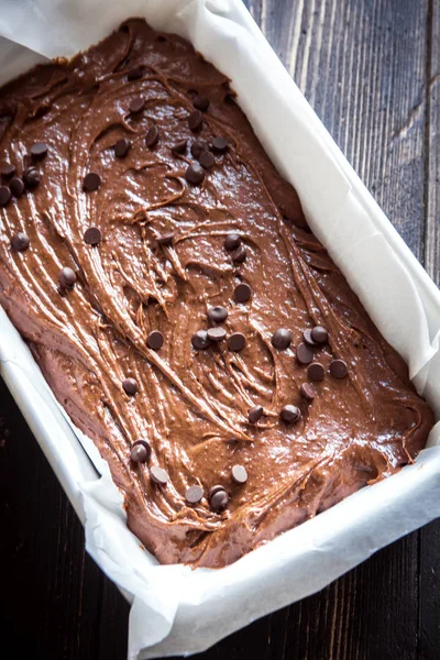 Temel ev yapımı kek veya pişirme pan içinde çikolatalı kek çiğ hamur. (Fırın) ev yapımı çikolatalı pasta ya da kek pişirme.