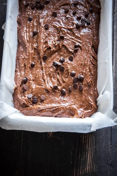 Temel ev yapımı kek veya pişirme pan içinde çikolatalı kek çiğ hamur. (Fırın) ev yapımı çikolatalı pasta ya da kek pişirme.