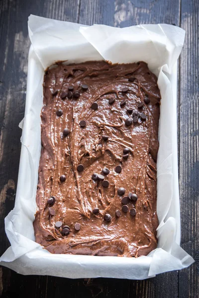 Temel ev yapımı kek veya pişirme pan içinde çikolatalı kek çiğ hamur. (Fırın) ev yapımı çikolatalı pasta ya da kek pişirme.