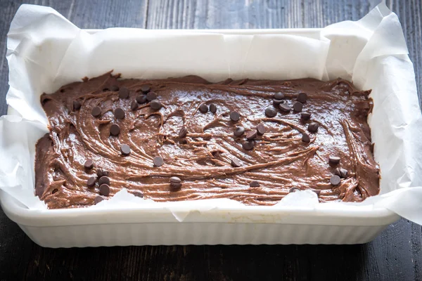Temel ev yapımı kek veya pişirme pan içinde çikolatalı kek çiğ hamur. (Fırın) ev yapımı çikolatalı pasta ya da kek pişirme.