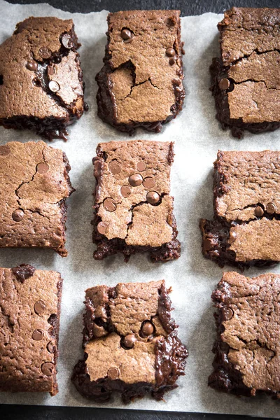 Brownies Chocolate Duplo Bolinhos Chocolate Caseiros Com Chips Chocolate Papel — Fotografia de Stock