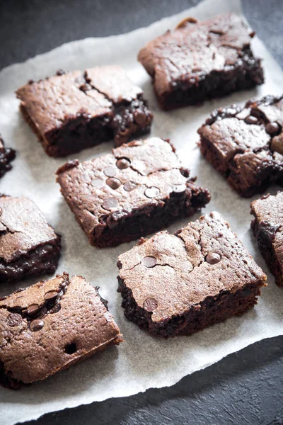 Brownies Chocolate Duplo Bolinhos Chocolate Caseiros Com Chips Chocolate Papel — Fotografia de Stock