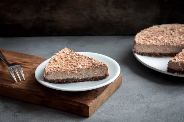 Çikolatalı cheesecake gri beton zemin üzerine mascarpone peyniri ile. Kopya alanı ile ev yapımı çikolata peynir pasta.