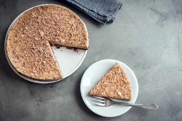 Çikolatalı cheesecake gri beton zemin üzerine mascarpone peyniri ile. Kopya alanı ile ev yapımı çikolata peynir pasta.