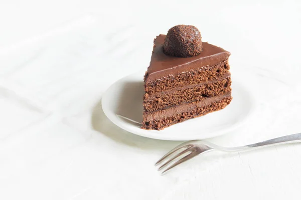 Кусок Шоколадного Торта Тарелке Белом Фоне Копия Пространства Домашний Шоколадный — стоковое фото