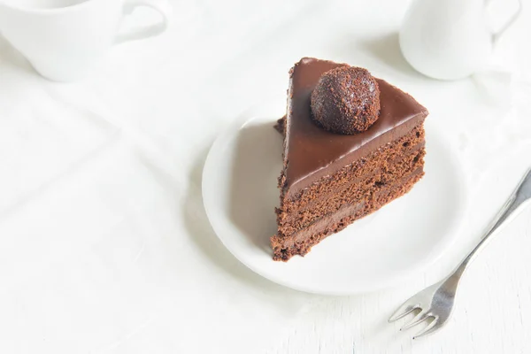 Bit Chokladkaka Plattan Och Vit Bakgrund Hemlagad Chokladtårta — Stockfoto