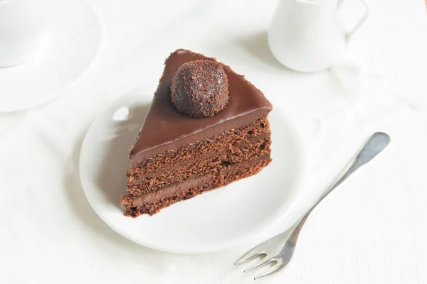 Кусок Шоколадного Торта Тарелке Белом Фоне Домашний Шоколадный Торт — стоковое фото